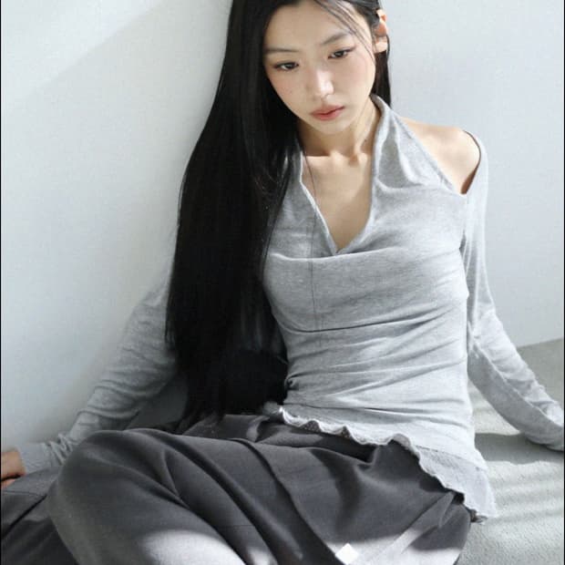 어글리쉐도우 스카프 퍼 프릴 티셔츠 그레이