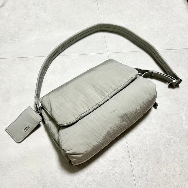 스탠드오일 플러피 코지 나일론 메신저백 그레이