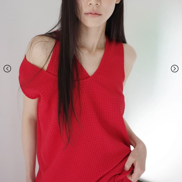 Hwi 휘 2way sleeveless red 