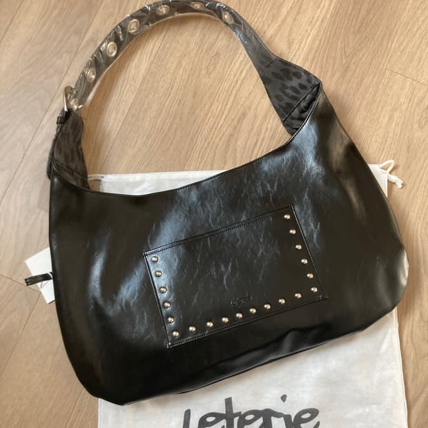 레터리 STUD BUCKLE REVERSIBLE SHOULDER BAG_