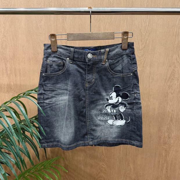 디즈니 데님 미니 스커트 미키 프린팅 백 슬릿 디테일 H라인 흑청