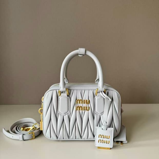 미우 미우 마테라쎄 나파 가죽 탑 핸들백 콘플라워