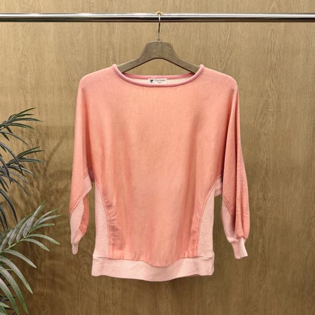 꾸레쥬 라운드넥 니트 스트라이프 배색 패널 디테일 루즈핏 핑크