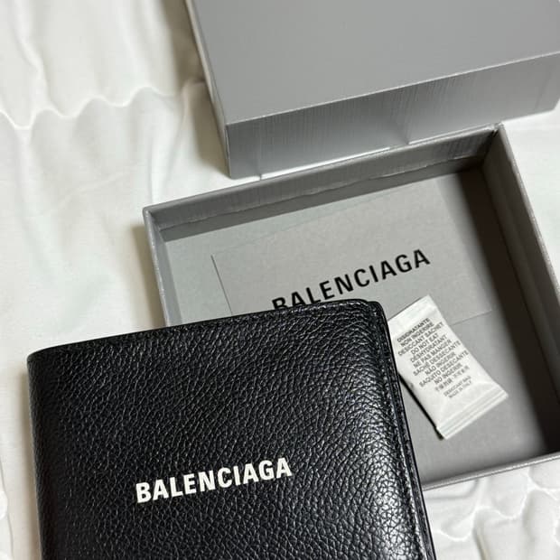 발렌시아가 카프스킨 반지갑