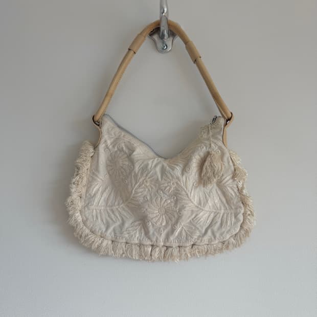 FRENCH CONNECTION 자수 숄더백(레더핸들)