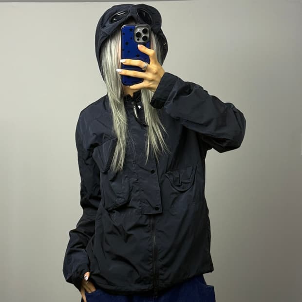 C.P COMPANY Chrome-Shell 메탈릭 나일론쉘 고글 후드 