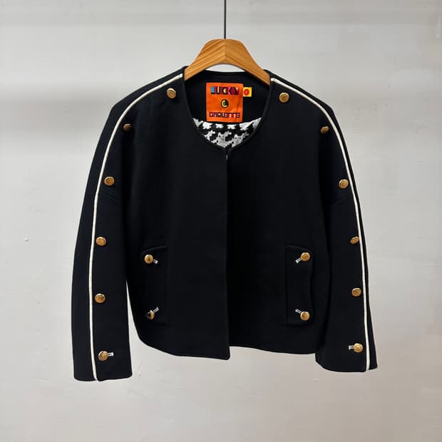 럭키슈에뜨 블랙 라운드 금장 단추 자켓 J41