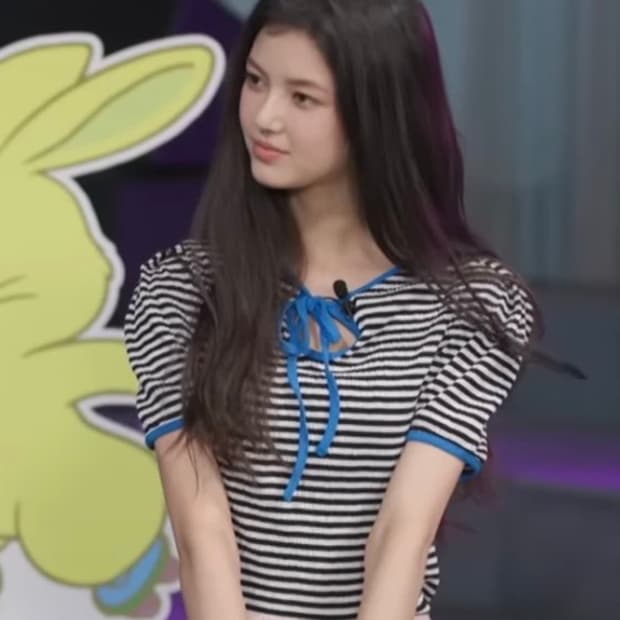 뉴진스 다니엘 더 로켓 스트라이프 링거 티셔츠