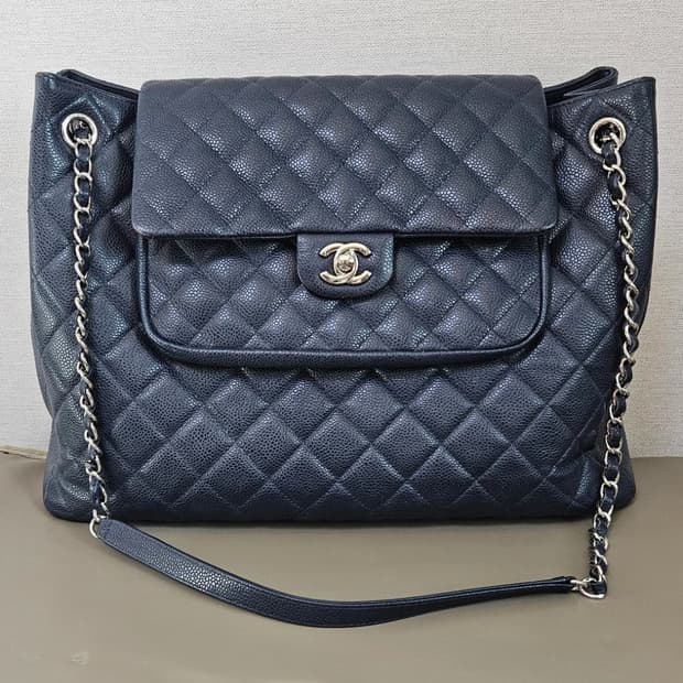 샤넬 캐비어 플랩백 네이비 은장(정품)
