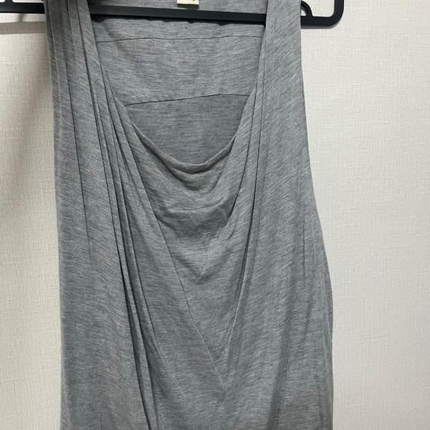 draping sleeveless top