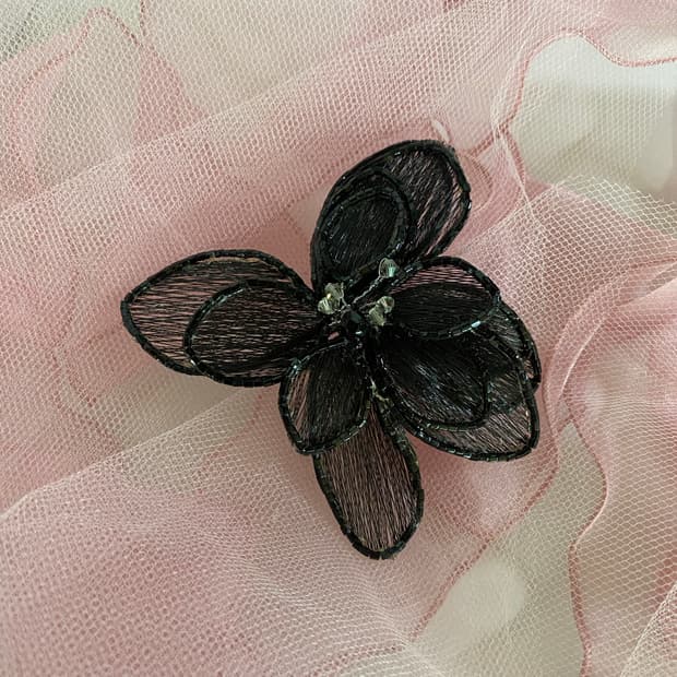블랙 플라워 메쉬 브로치