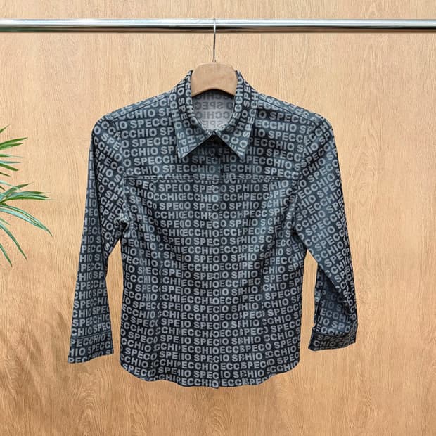 스피치오 셔츠 7부 소매 로고 레터링 올오버 프린팅 디테일 레귤러핏 블랙