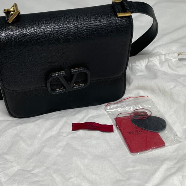 [급처] 발렌티노 가라바니 브이슬링 스몰 숄더백 블랙 정품