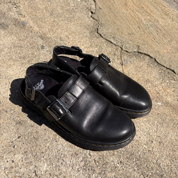 230) Dr. Martens 조지 버클 레더 뮬