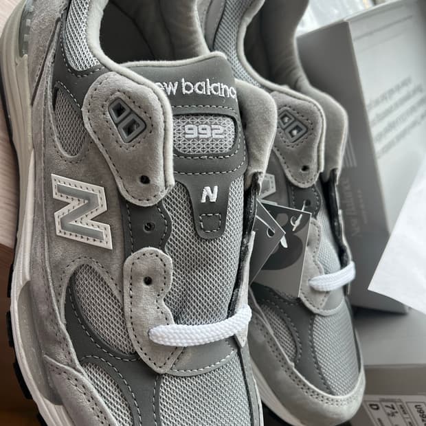 뉴발란스 992 그레이 255사이즈 새상품 팝니다