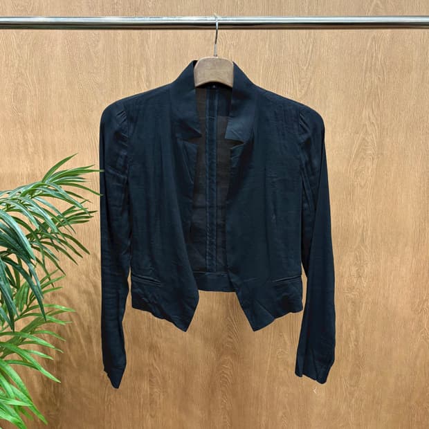 띠어리 긴팔 오픈 자켓 크런치 텍스처 포켓 어깨 셔링 디테일 슬림핏 블랙