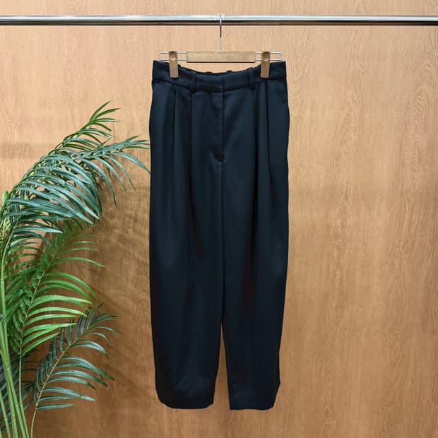 코스 테이퍼드 슬랙스 사이드 후면 히든 포켓 허리 벨트 루프 디테일 블랙