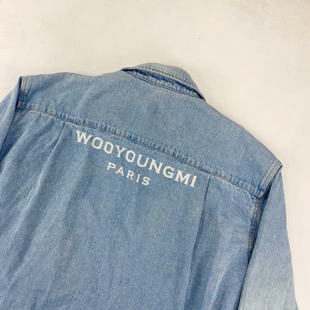 우영미 23s/s 스펠아웃 백로고 데님 셔츠 (110)