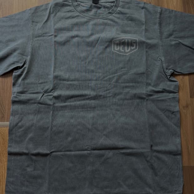 데우스 피그먼트 차콜 반팔티