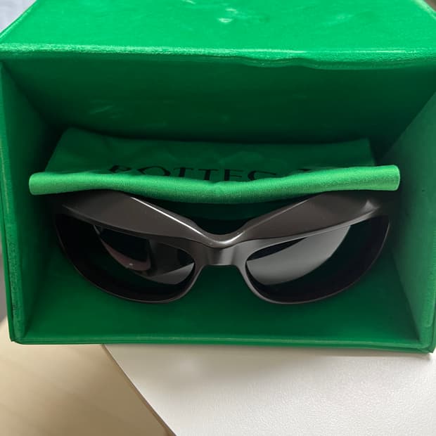 보테가베네타 랩어라운드 선글라스