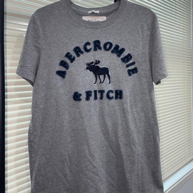 Abercrombie & Fitch 무스 로고 아플리케 반팔 티셔츠