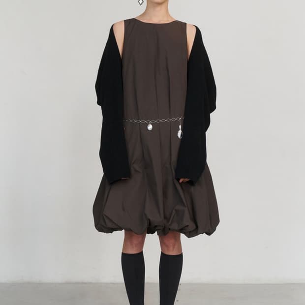 AMOMENTO 볼륨 슬리브리스 드레스 브라운