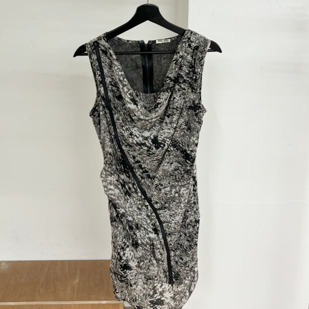 미우 미우 블랙 앤 화이트 레이프 슬리브리스 원피스