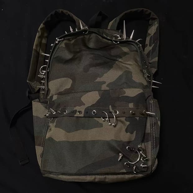 오피움 카모 스파이크 백