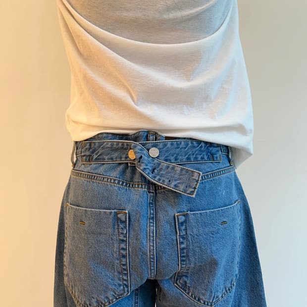 E02 BELTED ENGINÉÉRED DENIM PANTS