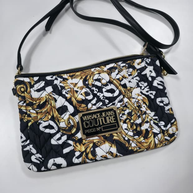 베르사체 진스 꾸뛰르 바로크 퀼팅 크로스백