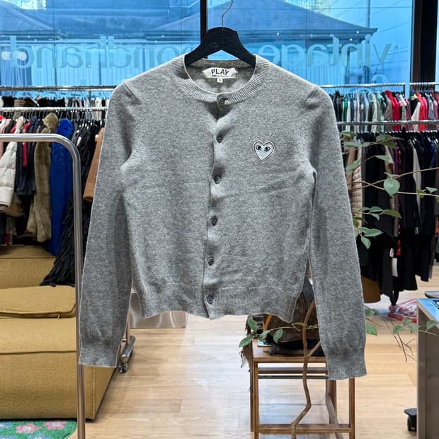 꼼데가르송 플레이 그레이 화이트와펜 가디건 