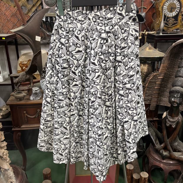 how and what 스니커즈 그래픽 사이드 버튼 플레어 스커트