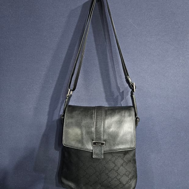 투미 블랙 크로스백 