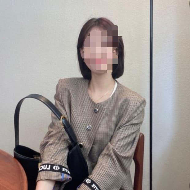 럭키슈에뜨 체크 패턴 라운드넥 자켓