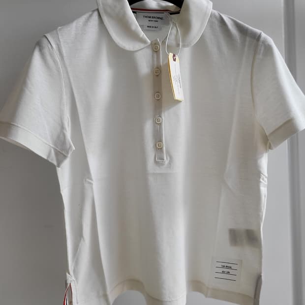 클래식의 정석, 톰브라운(Thom Browne) 라운드 칼라 폴로 셔츠 