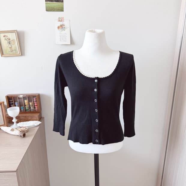블랙 크롭 가디건 (유리알단추)