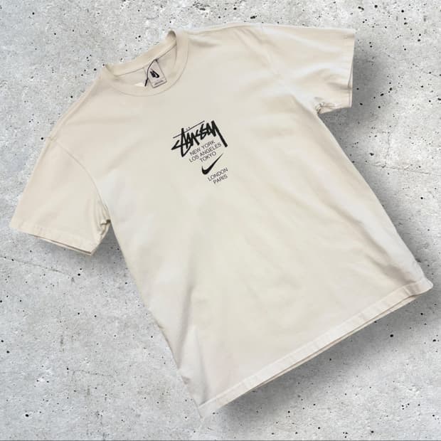 [L] 나이키 스투시 월드투어 반팔티 화이트 B448