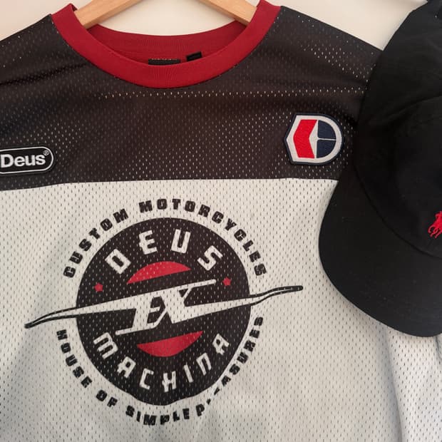 데우스 엑스 마키나(Deus Ex Machina)의 코스모스 모토 저지