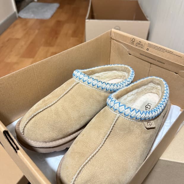 UGG 타스만 슬리퍼