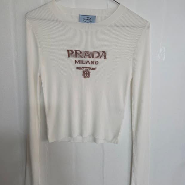 프라다 로고 긴팔니트 크롭 티셔츠