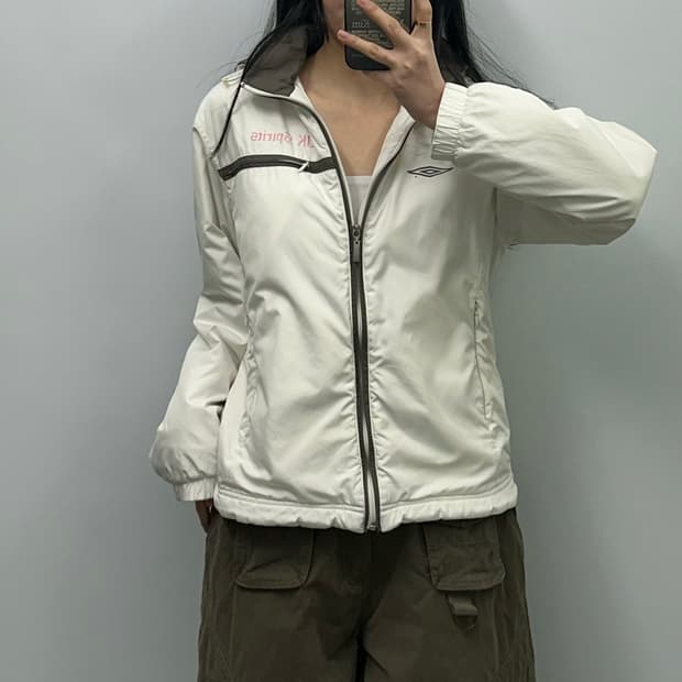 엄브로 로고 화이트 후드 점퍼 