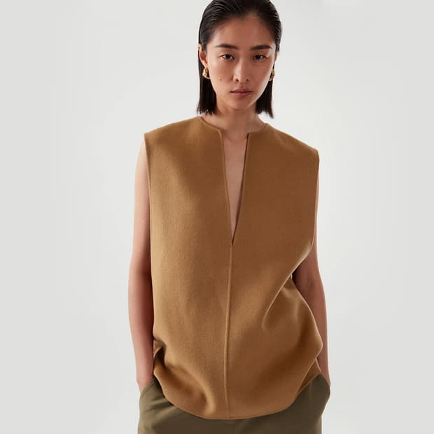 코스 COS 브이넥 슬리브리스 탑