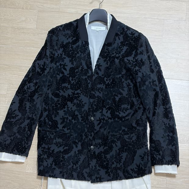 (유일매물) 사스콰치패브릭스 플라워 자카드 레이어드 카라리스 블레이저