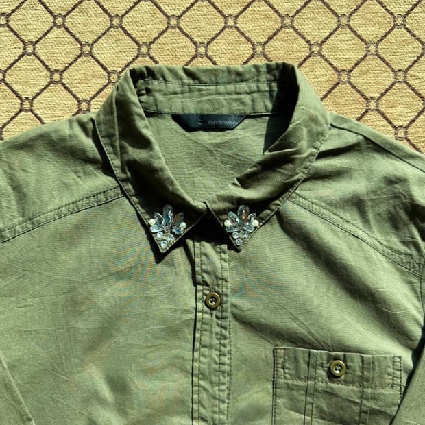 카키 카라 디테일 셔츠