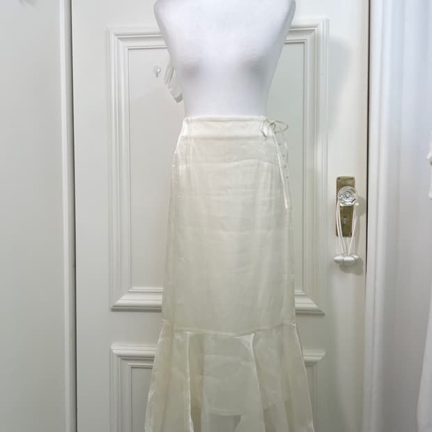 ivory ruffle side button bow point long