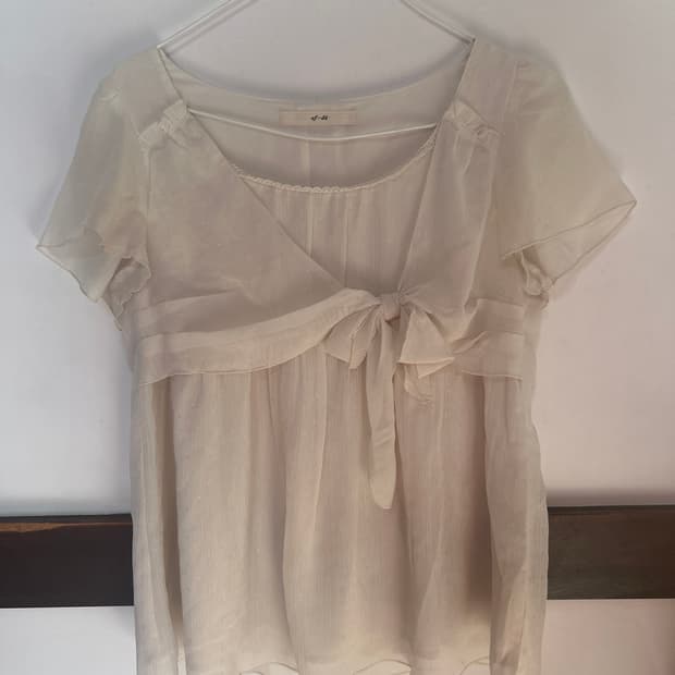 은은한 블라우스 