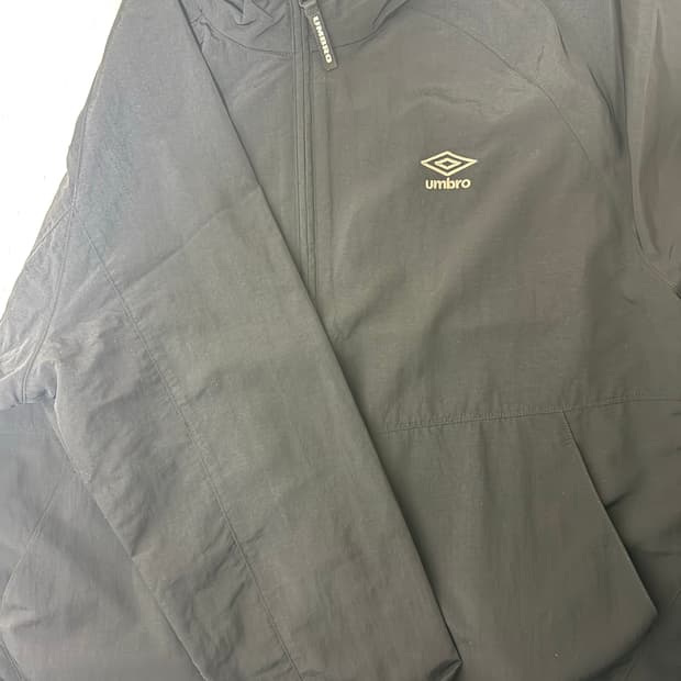 엄브로 바람막이 블랙 클래식 스탠넥 웜업 바람막이 자켓 / BLACK