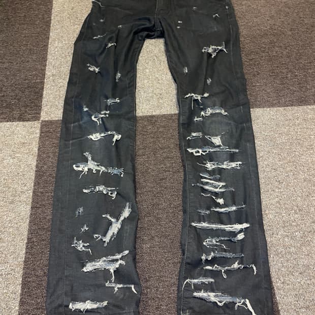 Dystroyed black denim