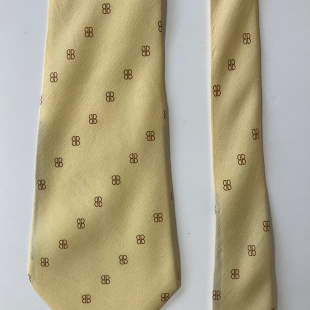 발렌시아가 넥타이