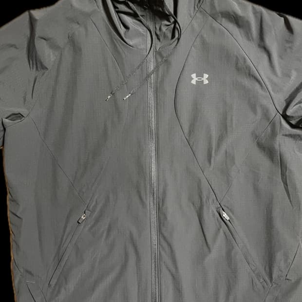언더아머 바람막이